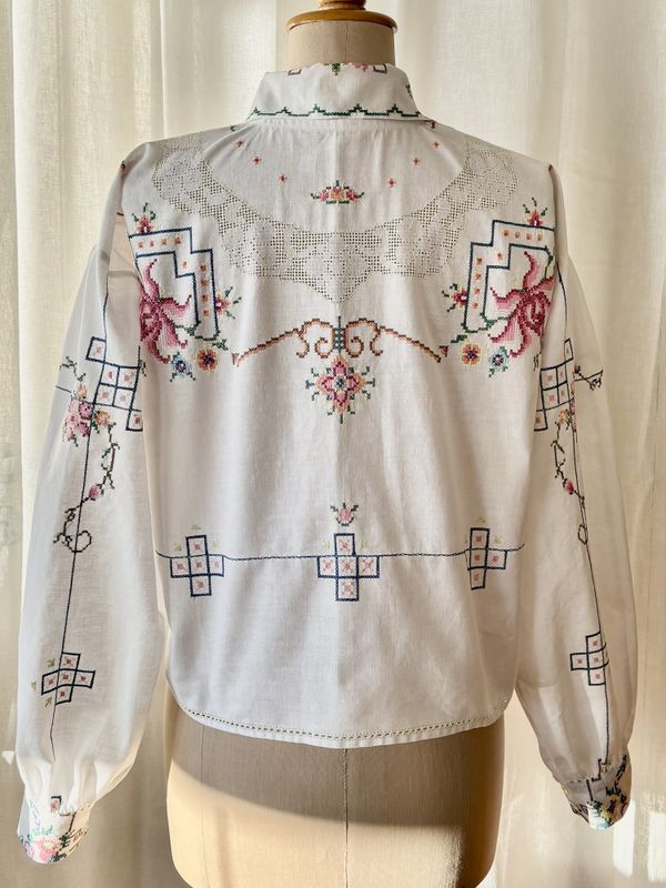 X SOLGT Festdraktskjorte Amanda blomster broderi