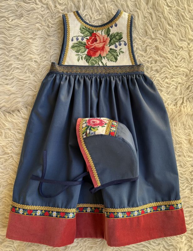 SOLGT Festdrakt Astrid liten blå med roser