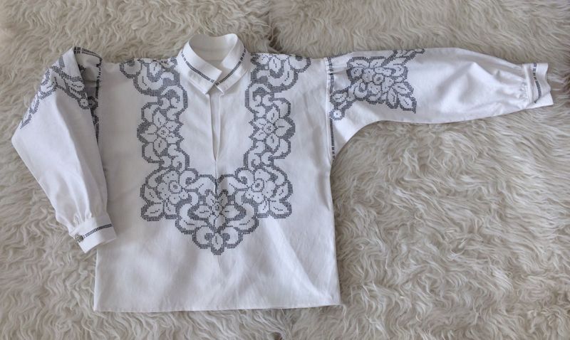 X SOLGT Festdraktskjorte Trine med grått broderi 