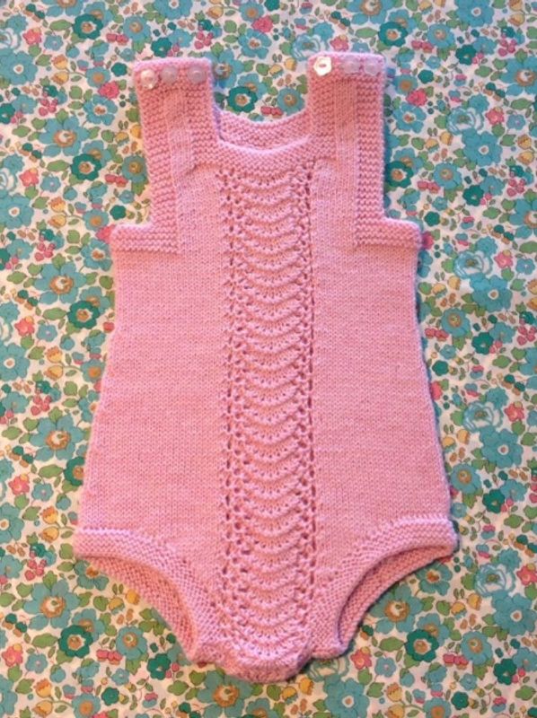 Barnigjen strikkeoppskrift romper Maja