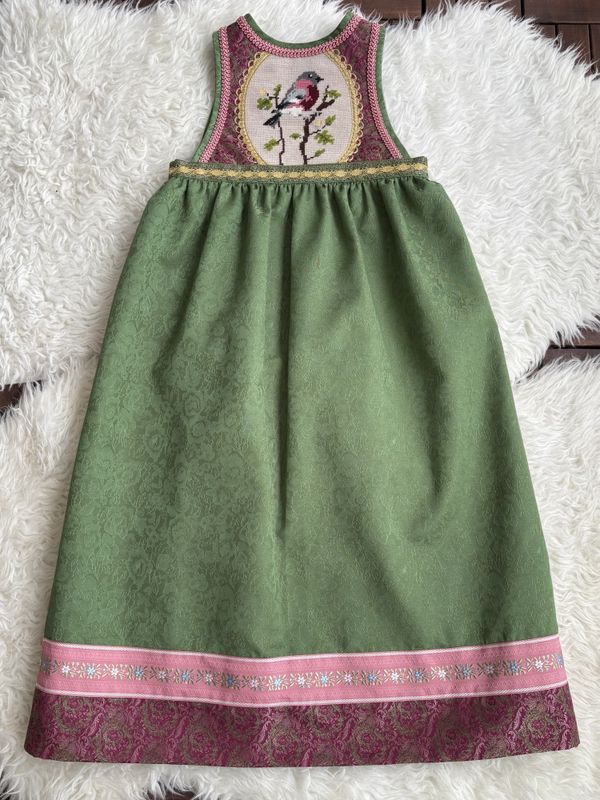 SOLGT Festdrakt Astrid grønn med fugl 1
