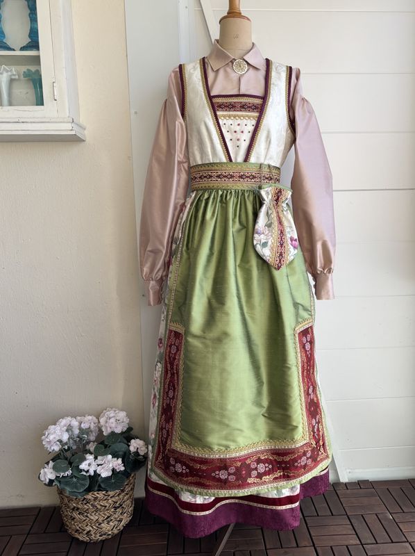  SOLGT Festdrakt Augusta rosa/grønn roser