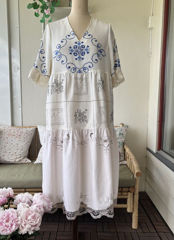  X SOLGT Kjole Fryd offwhite med blått
