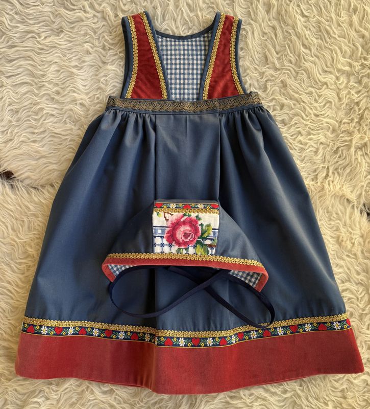 SOLGT Festdrakt Astrid liten blå med roser