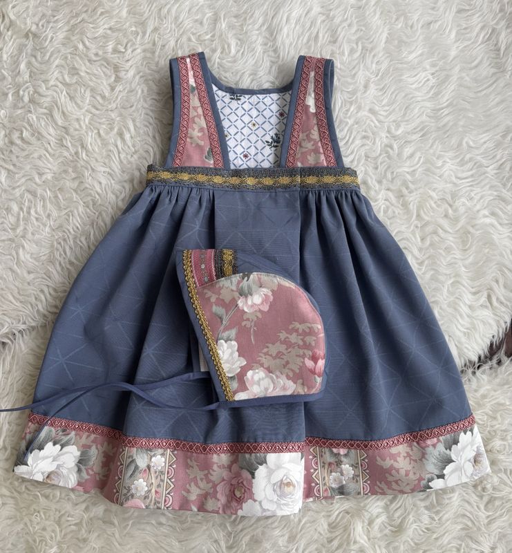 SOLGT  Astridliten blå og rosa