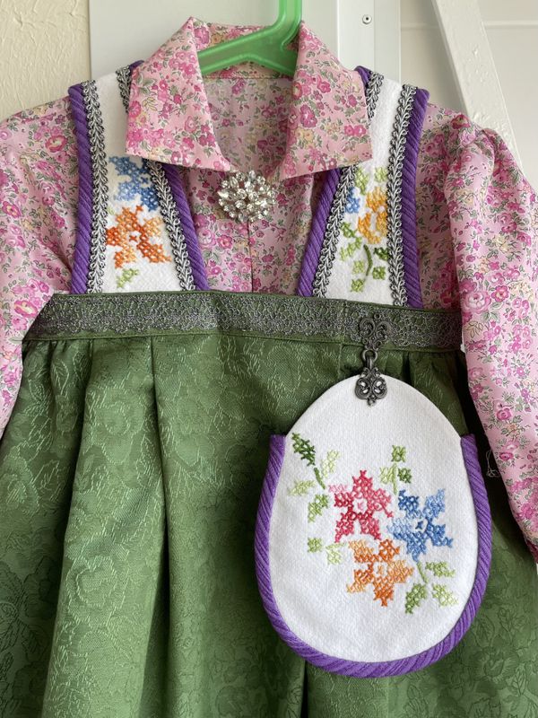 X SOLGT Festdrakt Astrid med rosa skjorte
