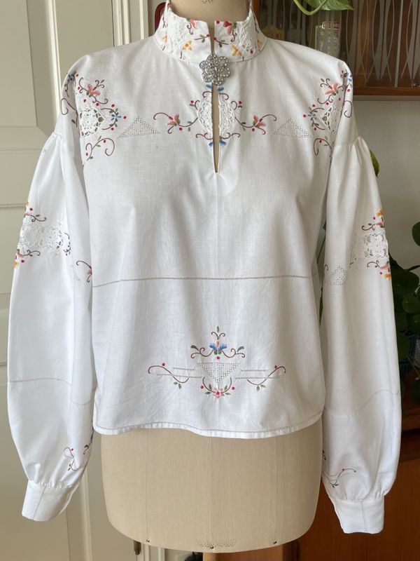 X SOLGT Festdraktskjorte Amanda broderi