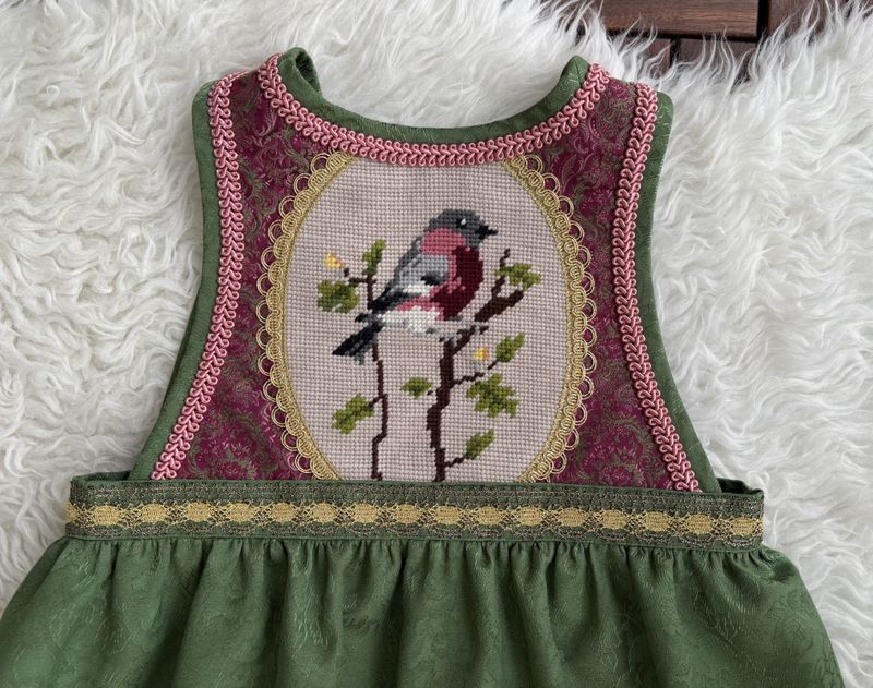 SOLGT Festdrakt Astrid grønn med fugl 1