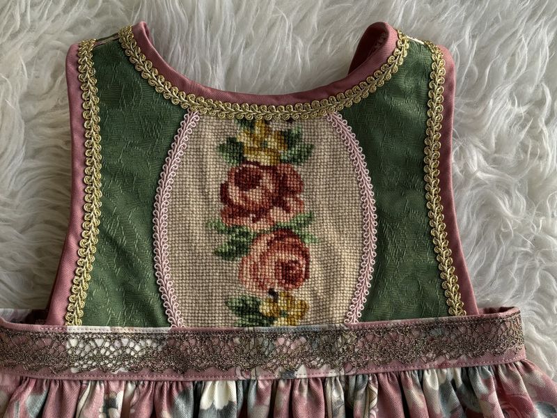 X SOLGT Festdrakt Astrid rosa med roser