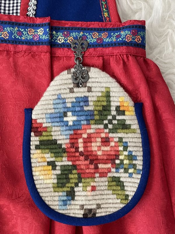 X SOLGT Festdrakt Astrid rød/kongeblå med roser