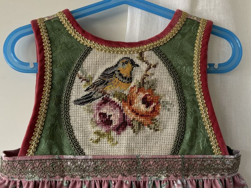  SOLGT Festdrakt Astrid rosa roser