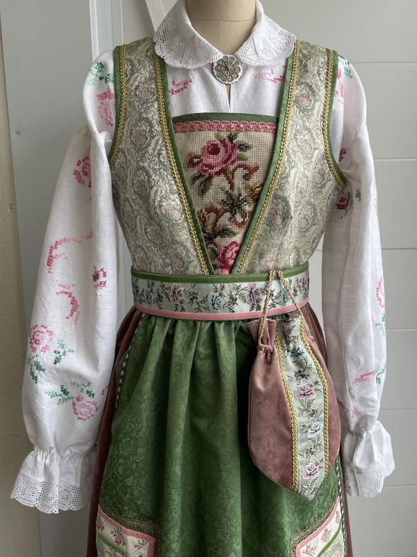 X SOLGT Festdrakt Augusta rosa/grønn