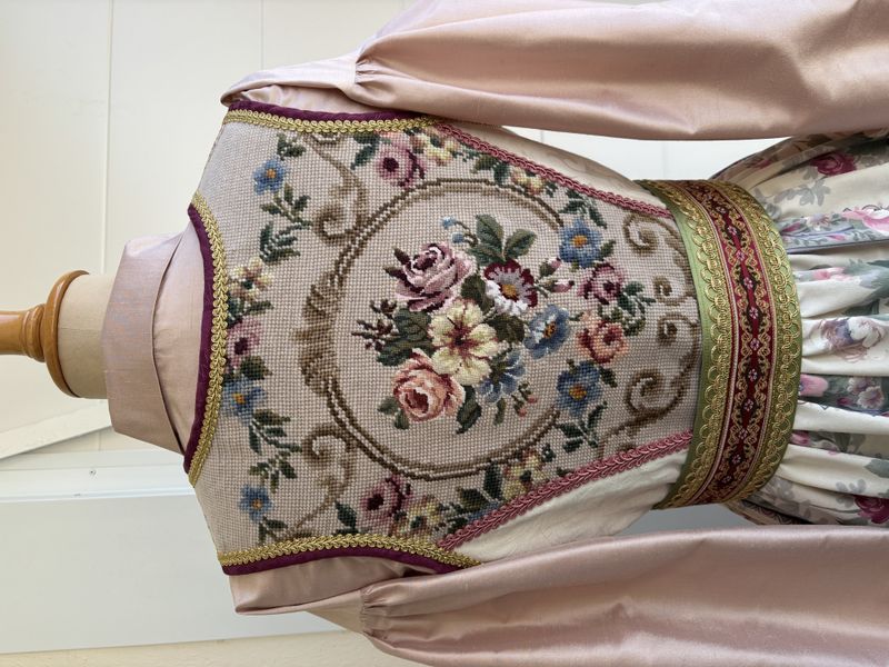  SOLGT Festdrakt Augusta rosa/grønn roser