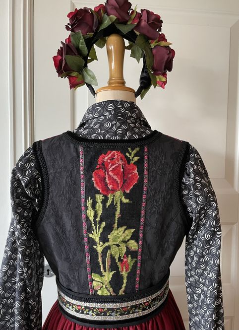 Hovedbilde Festdrakt Augusta mørkerød og ...